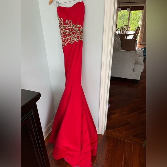 Which gal has the right party to wear this Stunning Tiffany Gown sz 0 - Picture 4 of 9